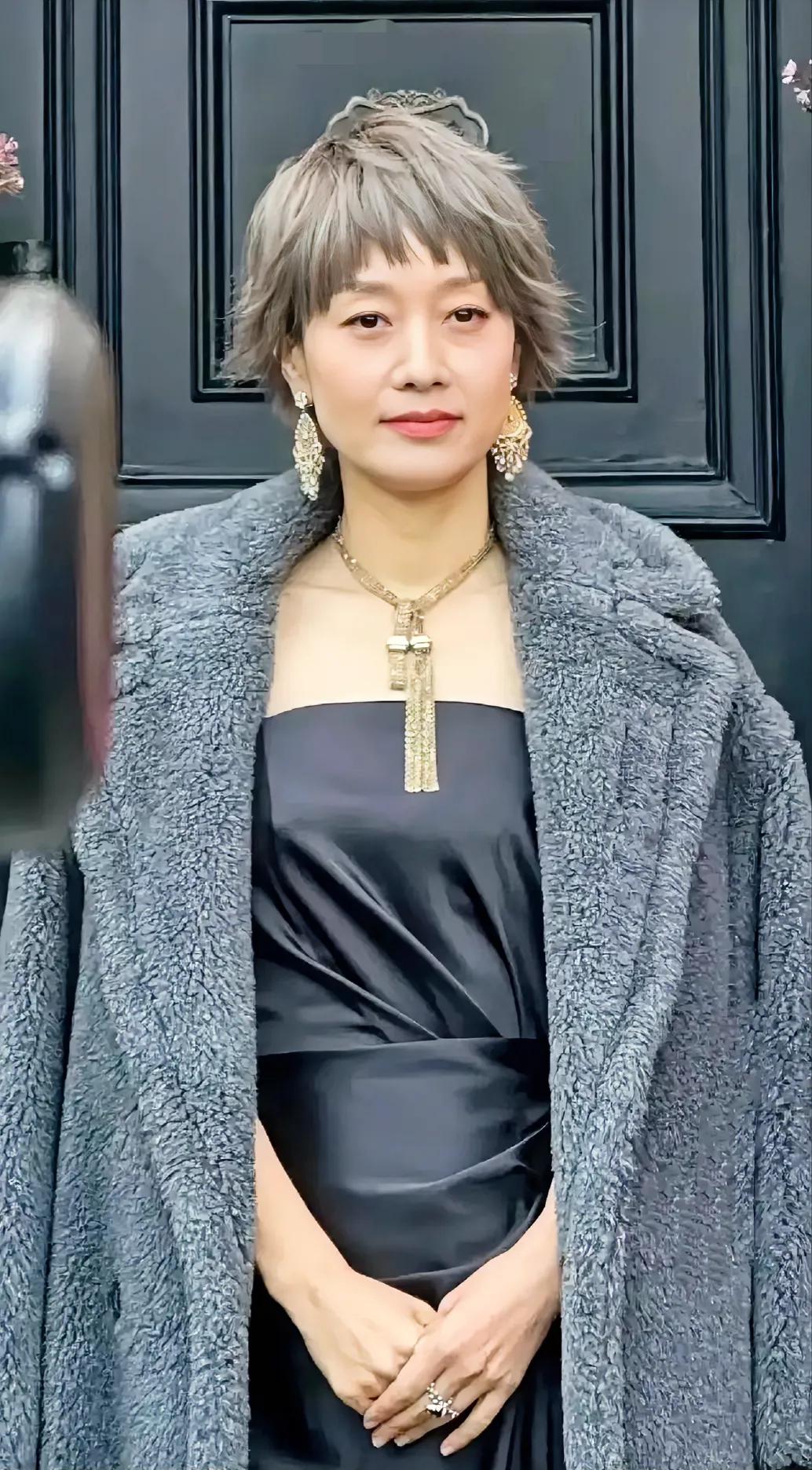 我觉得她在繁花里就很有气质，爱情神话里面也不错，这俩片子里她短发是好看，可是离了