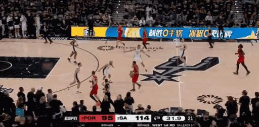 登场1分11秒，左侧右侧各1个远投，都是大空位，都打铁了！一个投短打了筐前沿，一