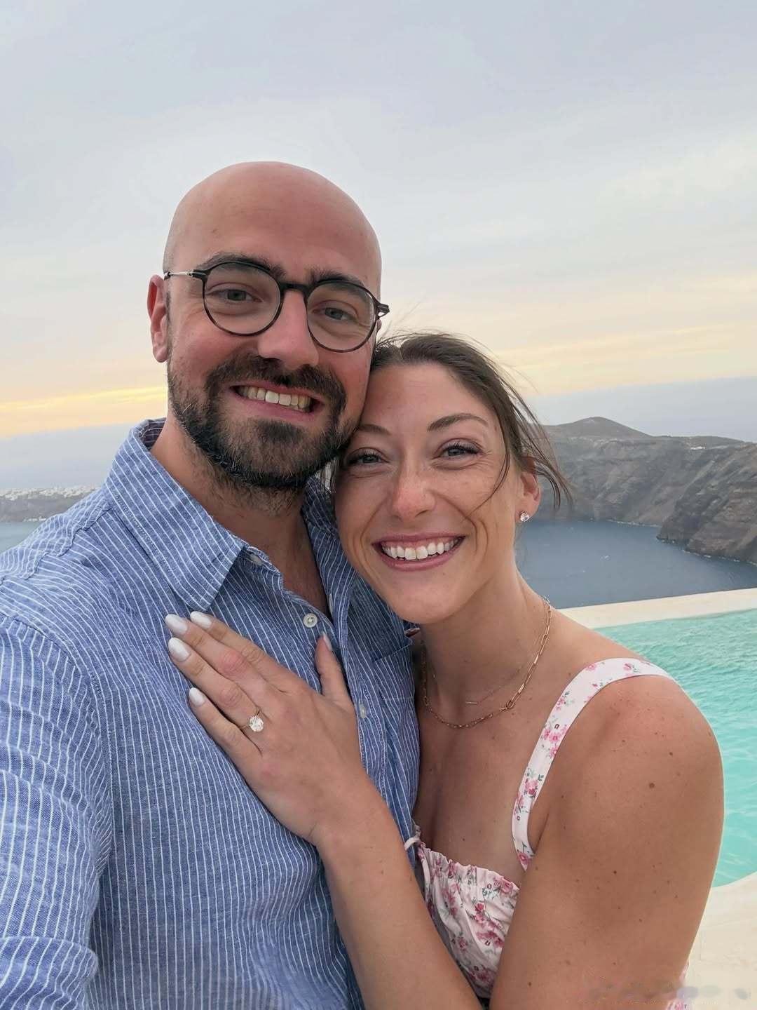 排球 💍美国前国手二传劳伦·卡里尼和加拿大国手主攻尼克·霍格，订婚。💍 