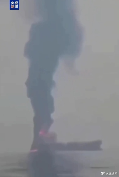 #一油轮欲通过霍尔木兹海峡被击中#【一艘试图通过霍尔木兹海峡的油轮被击中】总台记