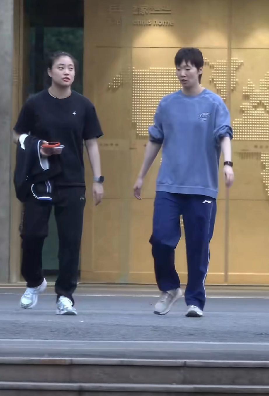 王曼昱今日返回成都国乒训练基地。下午吃完晚饭后，与徐奕一起出门，在院子里溜达消食