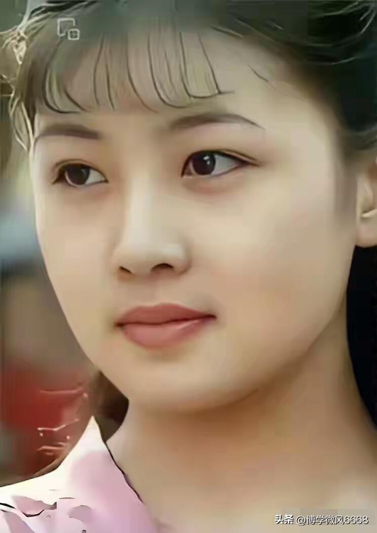 她长得好漂亮啊，长相清纯，是90年代天花板级的美人。鹅蛋形的脸蛋透着魅力，虽然没