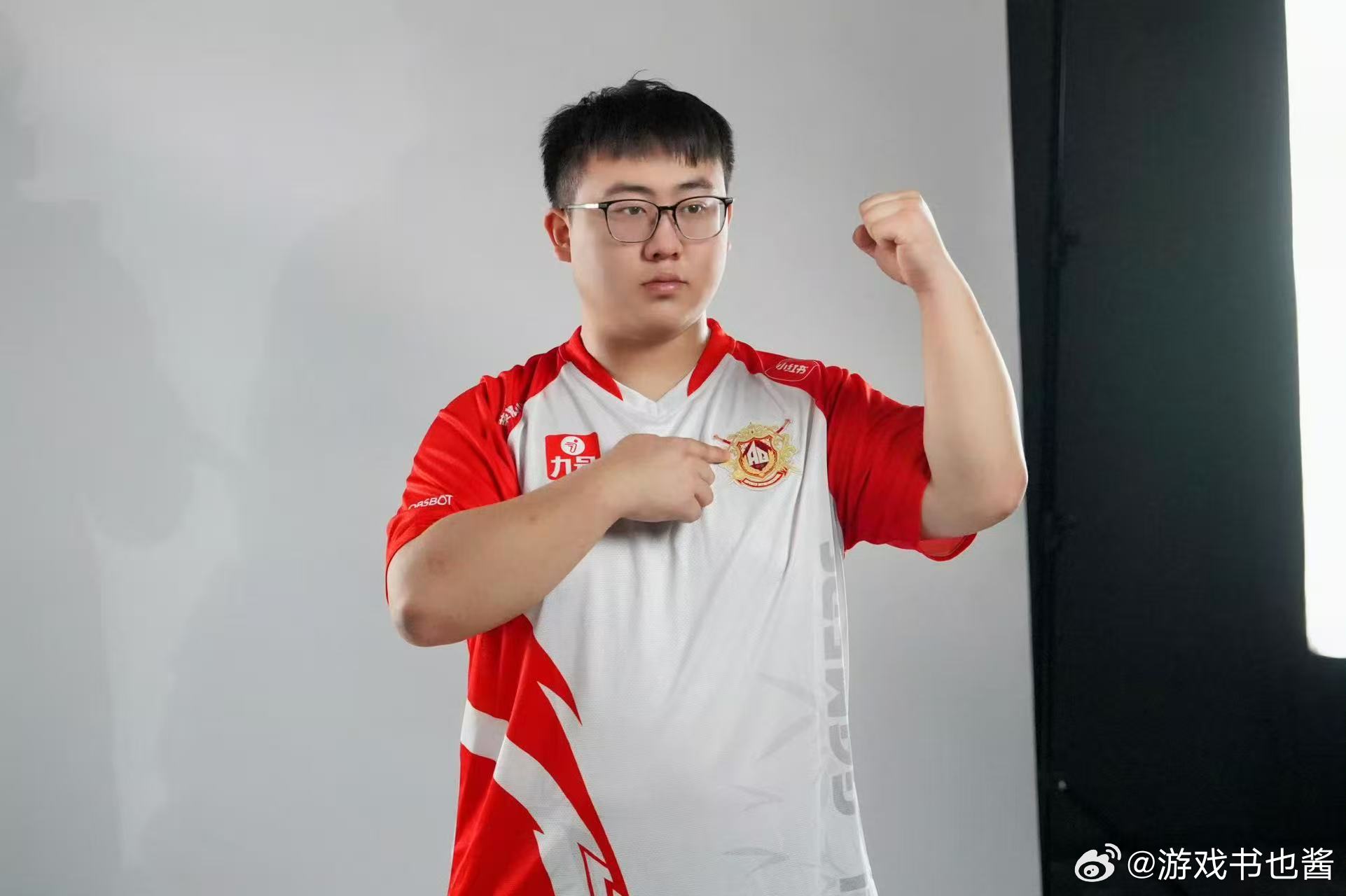 AG定妆照每位队员精气神都特别足，定妆照气场拉满，接下来向着EWC赛场冲刺，盼着