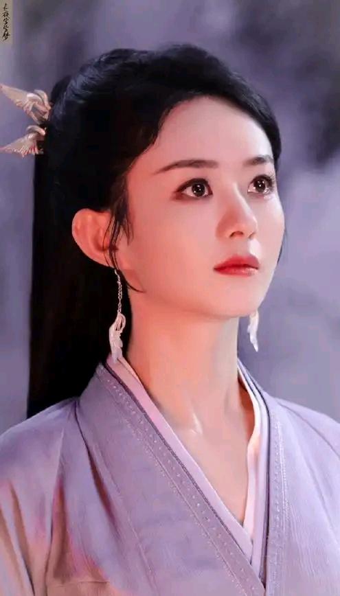 在璀璨星河的娱乐圈，谁能想到曾经那个青涩的邻家少女，凭借一部“杉杉来迟”的甜蜜微