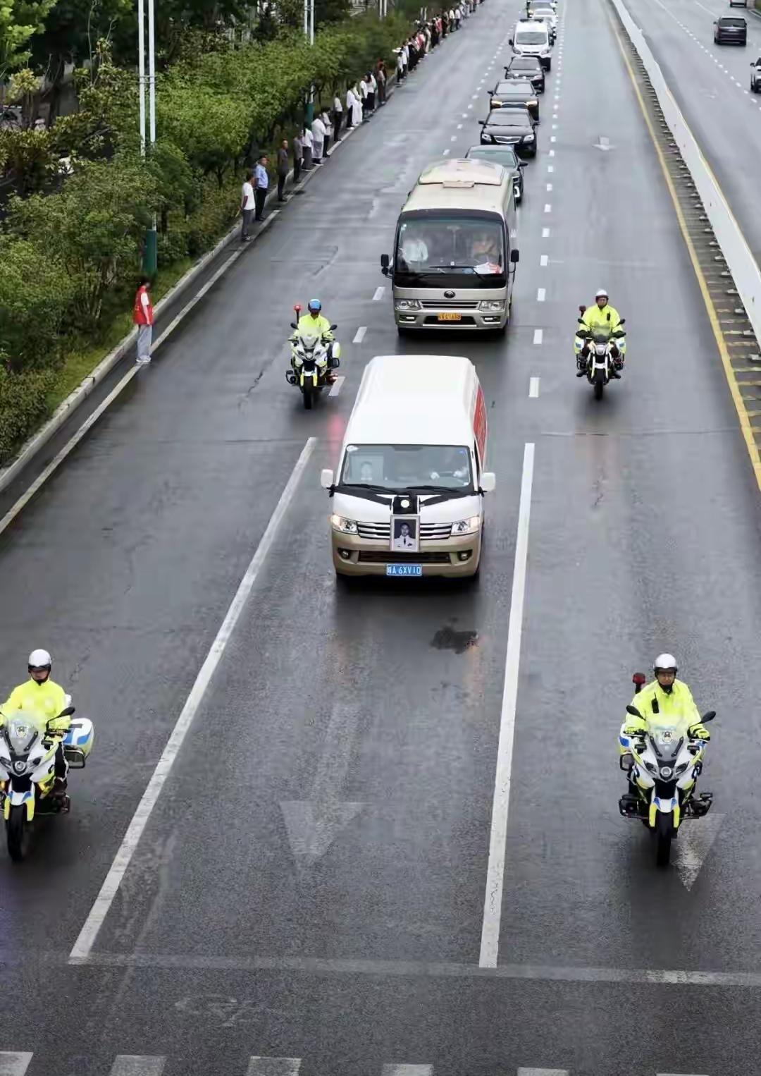 谁能想到，一身荣光的海军上校，把38岁的生命永远留在了海天训练一线，家乡全城以最