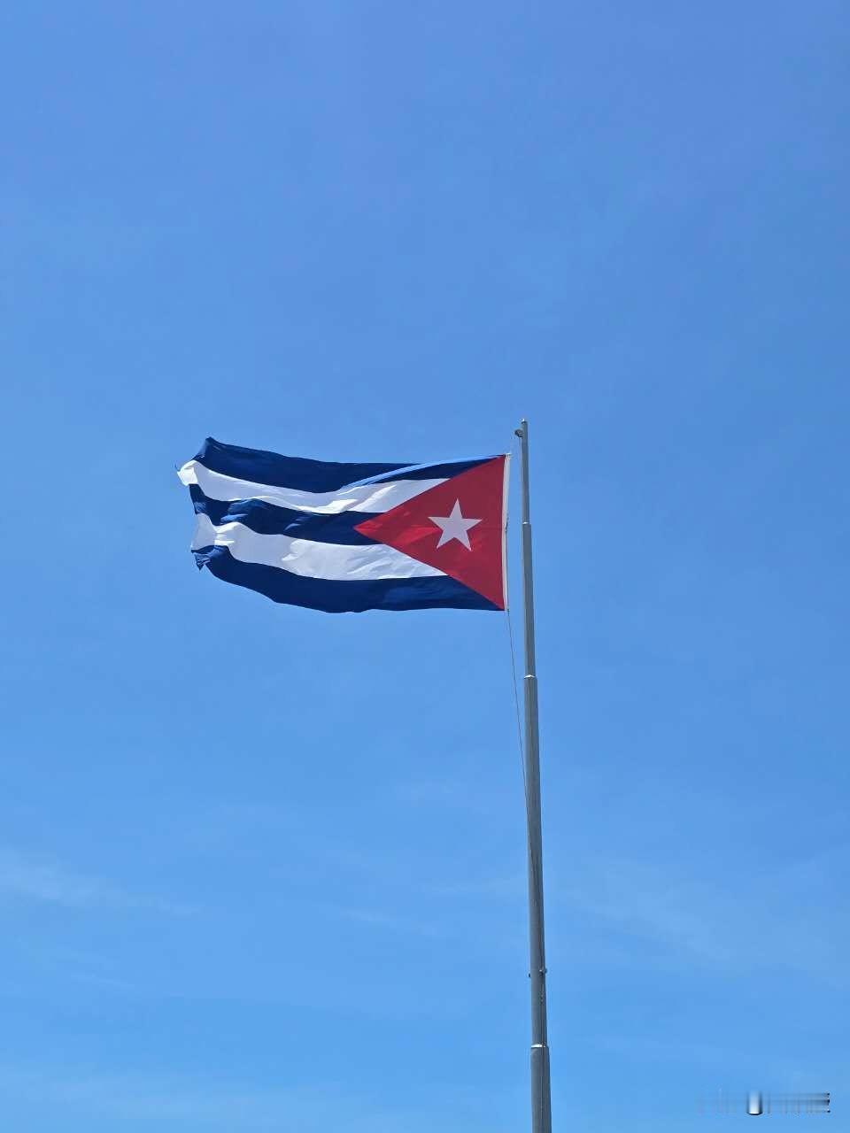 万恶的美帝国主义
太坏了
古巴首都哈瓦那的市区垃圾遍地，没汽油。垃圾清理车都开不