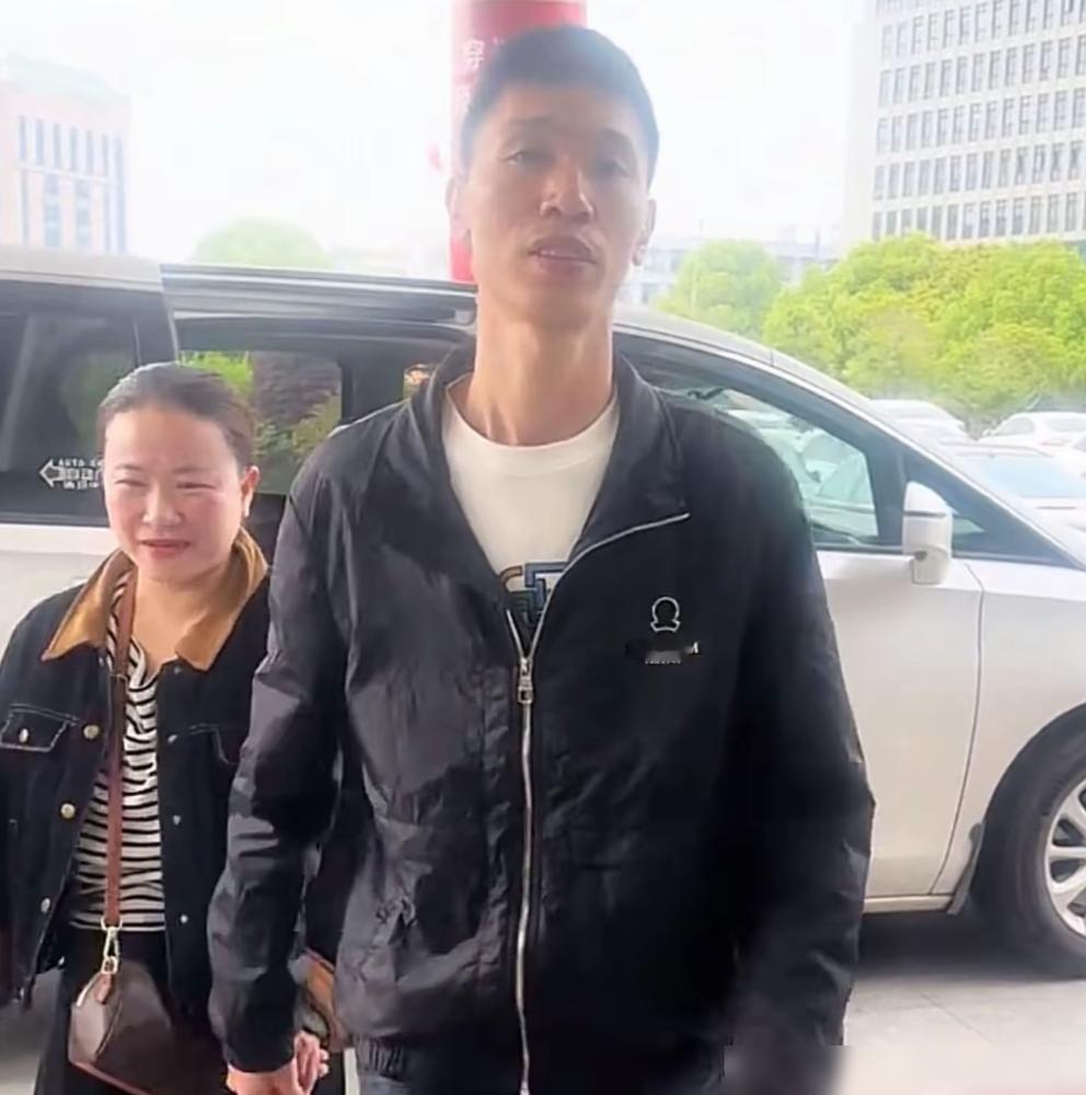 我告诉你，李鑫寻亲的终点，不是姐姐的拥抱。是浪莎的直播间。
姐姐李林用33年不