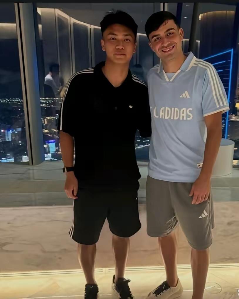 西班牙中场大师佩德里的到访，瞬间点燃了申城足坛的热度。这位昔日世界杯冠军成员，唯
