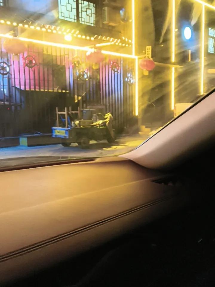 流水无情更无意。
    流水顺势而流，看似无情更无意