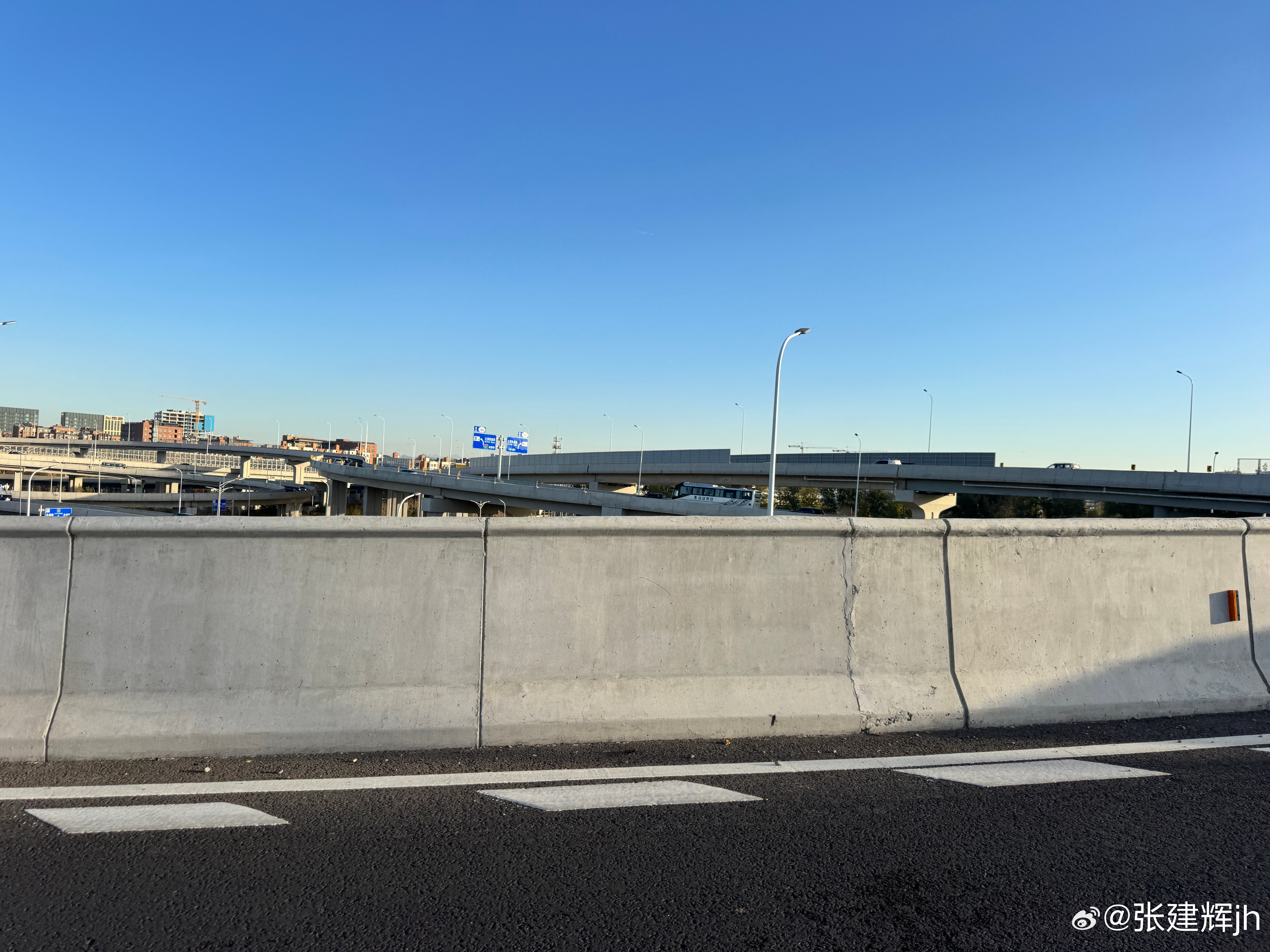 住北边的人应该都知道G6辅路早晚高峰有多堵，但是现在全绿通过！修北清路快速路的人