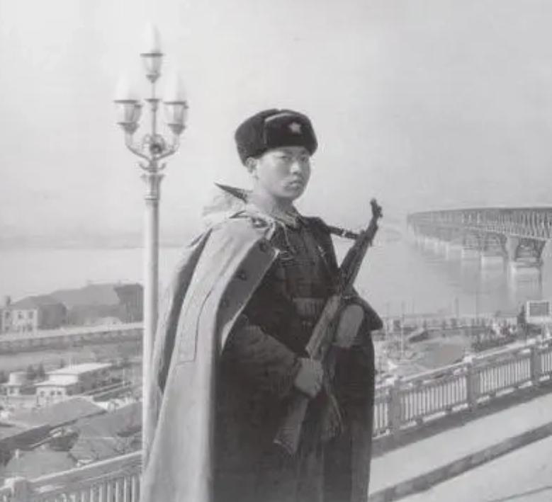 1971年冬天，许世友在南京长江大桥视察时，看到守桥士兵冒大雪露天站岗，当即提出