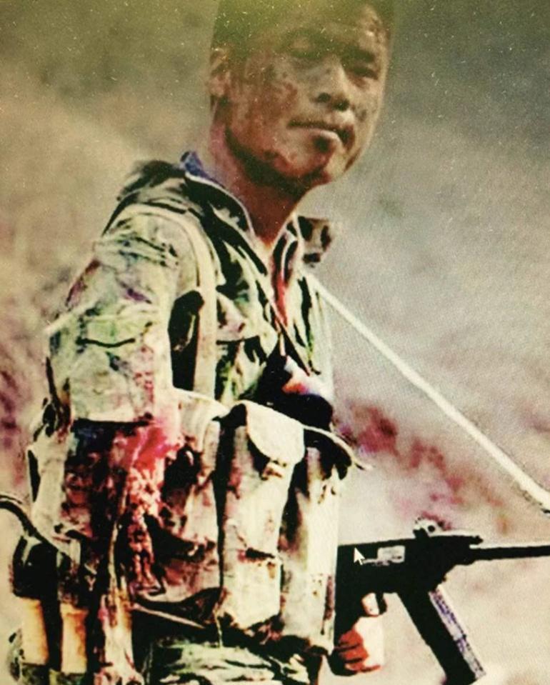 士兵是如何看待死亡的？
这是一张对越自卫反击战中的真实照片，图片中的士兵割下自己