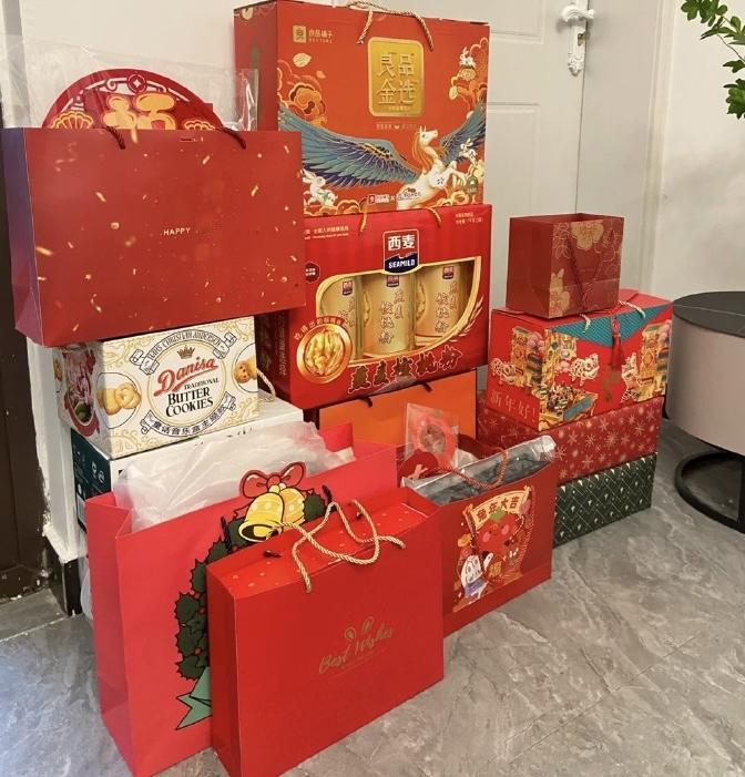 马上过年啦，走亲访友的礼品选择又成了令人头疼的话题。过去，大家习惯用那些华丽的礼