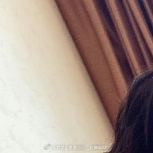 早安心语 “露珠拥抱草叶，风推开云层——万物都在用各自的方式，说‘早安’。” 