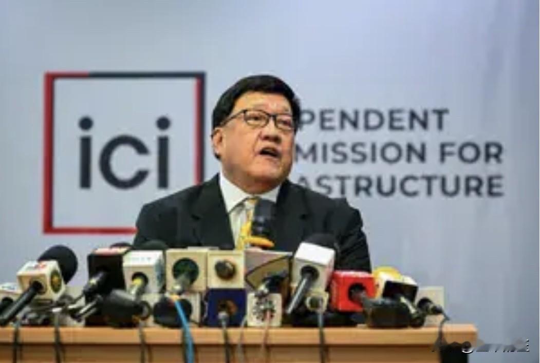 菲律宾基础设施独立委员会主席小安德烈斯·雷耶斯在马卡蒂市向马尼拉海外记者俱乐部成