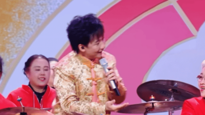 桃花朵朵开爆改桃花咚咚锵 春节氛围感被这舞台焊死！阿牛的创意 + 银发乐团的实力