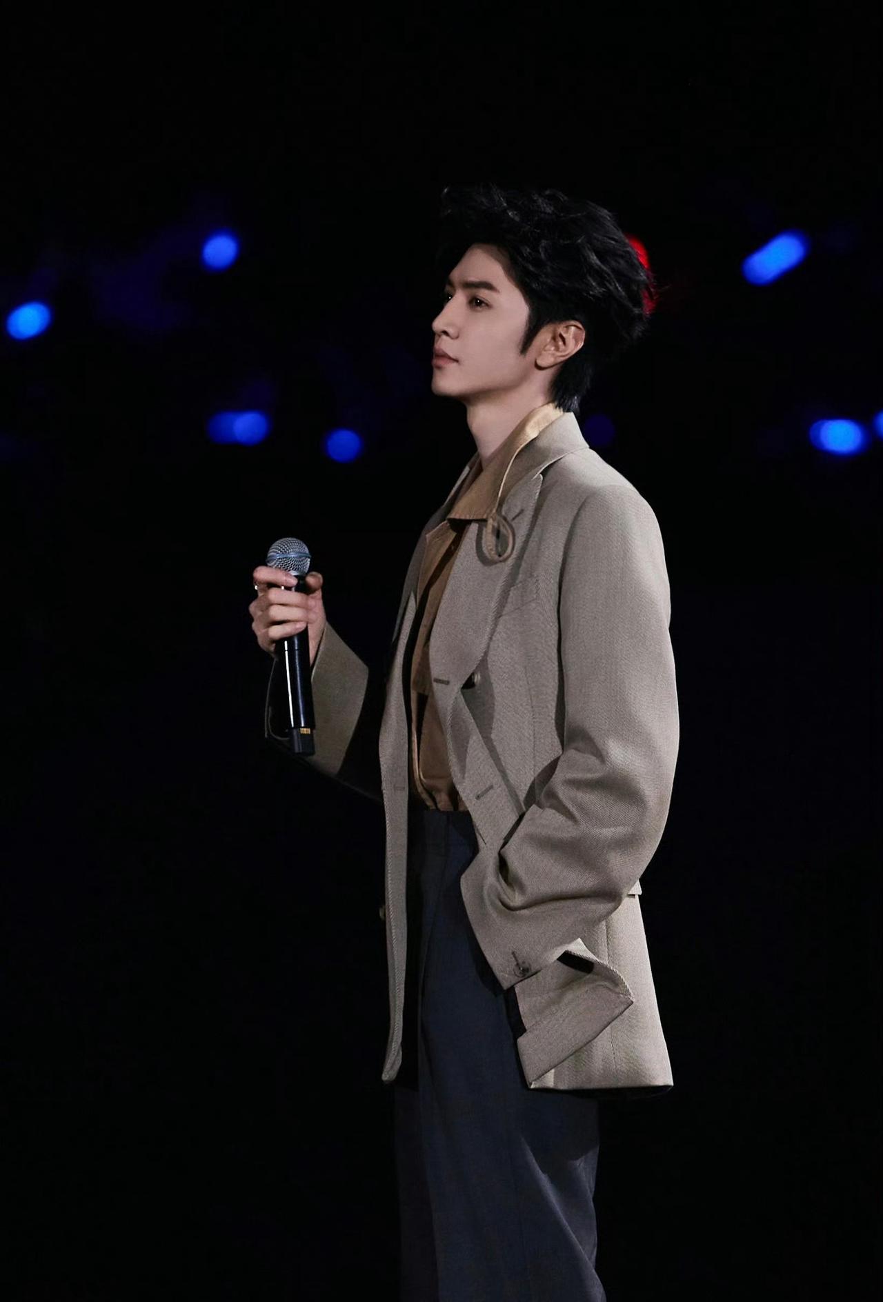 在这吹不出褶皱的平静日子里，你也在闪闪发光

@陈哲远-

中国电影120周年活