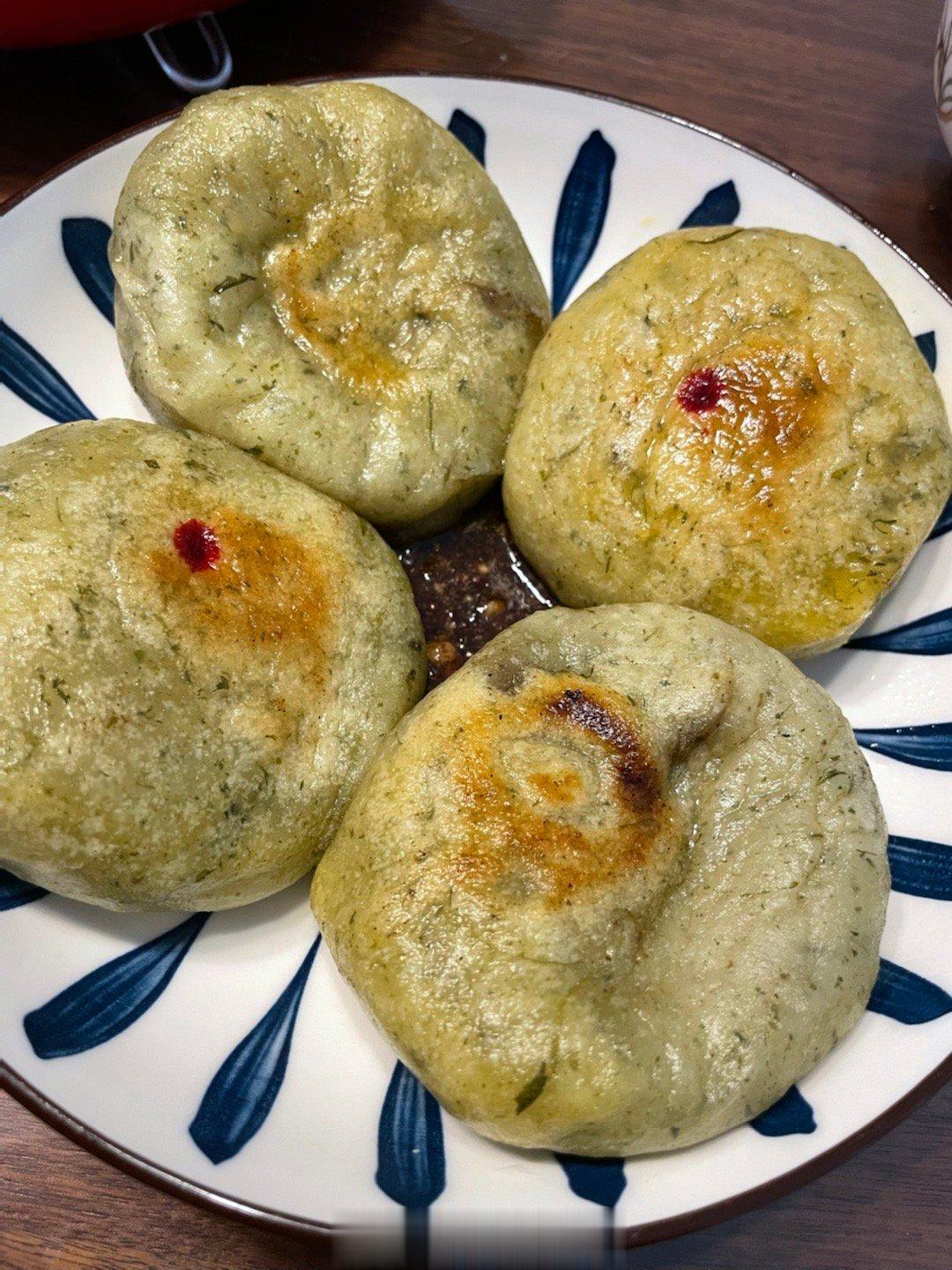 #午饭要积极[超话]# 吃清明粑！微波炉低火热一热，呀有个糖的漏了！昨天排队买的