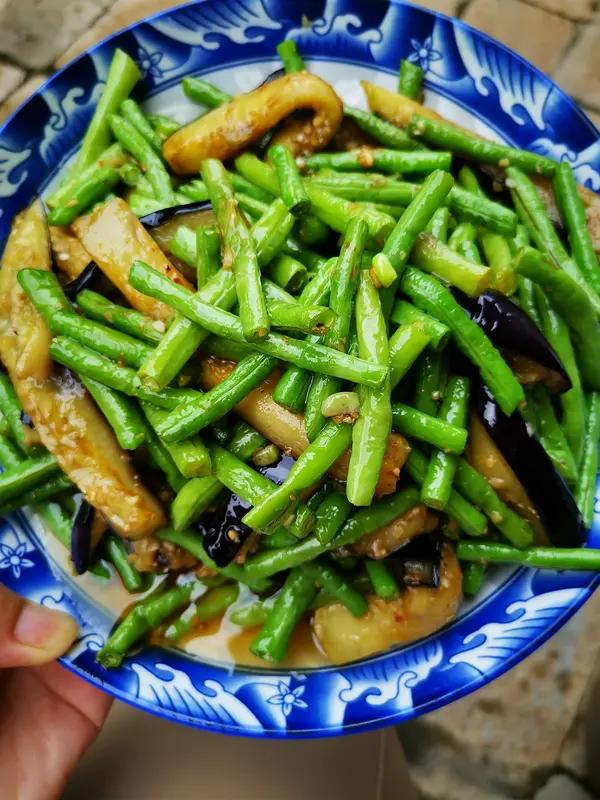 晒图笔记大赛 今日必须晒下我做的茄子烧豆角，堪称素菜界“下饭王者”。以前茄子做法