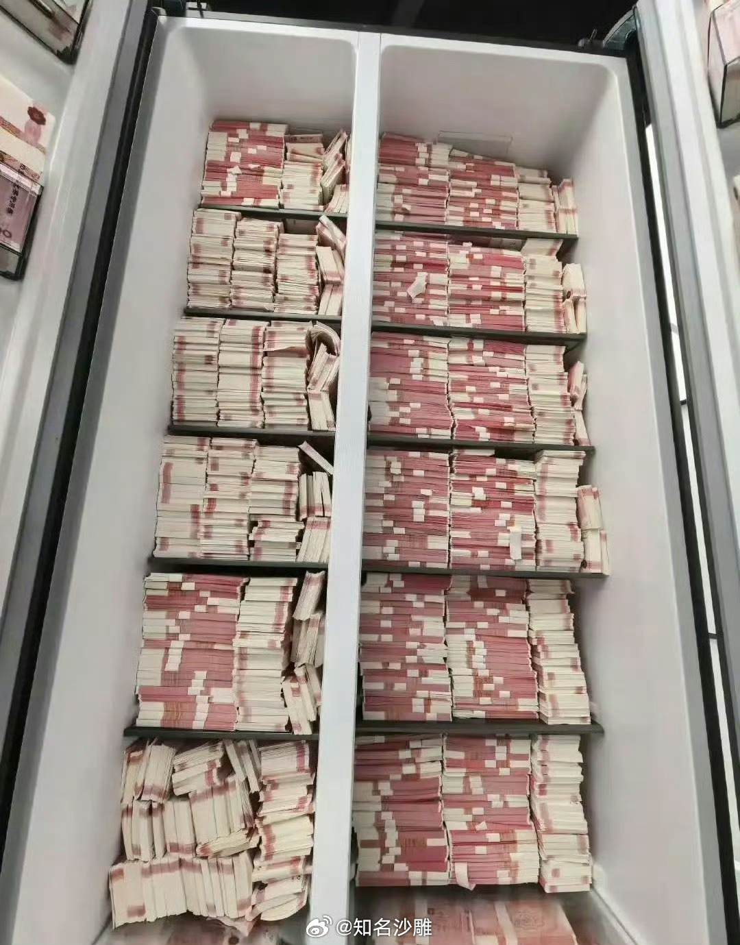 这么大的冰箱 能装多少💰啊 