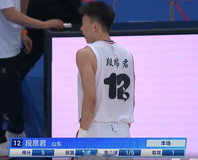 小段今天打得明显有些着急。这支北京U22男篮，单从纸面实力看，一点不比山东U22