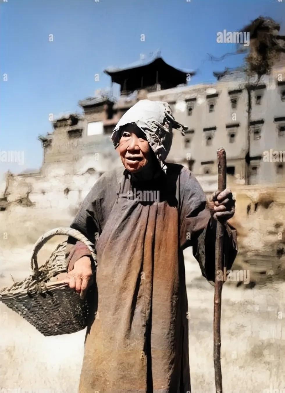 1932年，沦陷后的东北，一名老妇人拄着一根拐杖上，颤抖的手臂牢牢地挎着一个用竹