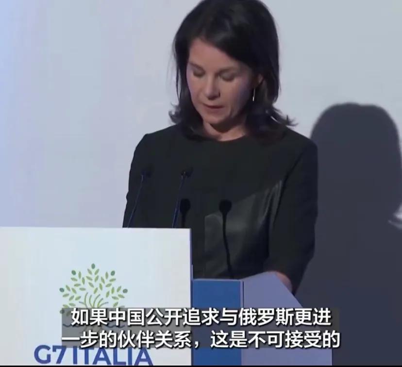 正在参加G7外长会议的德国外长贝尔伯克，当地时间4月19日对中国喊话：“如果中国
