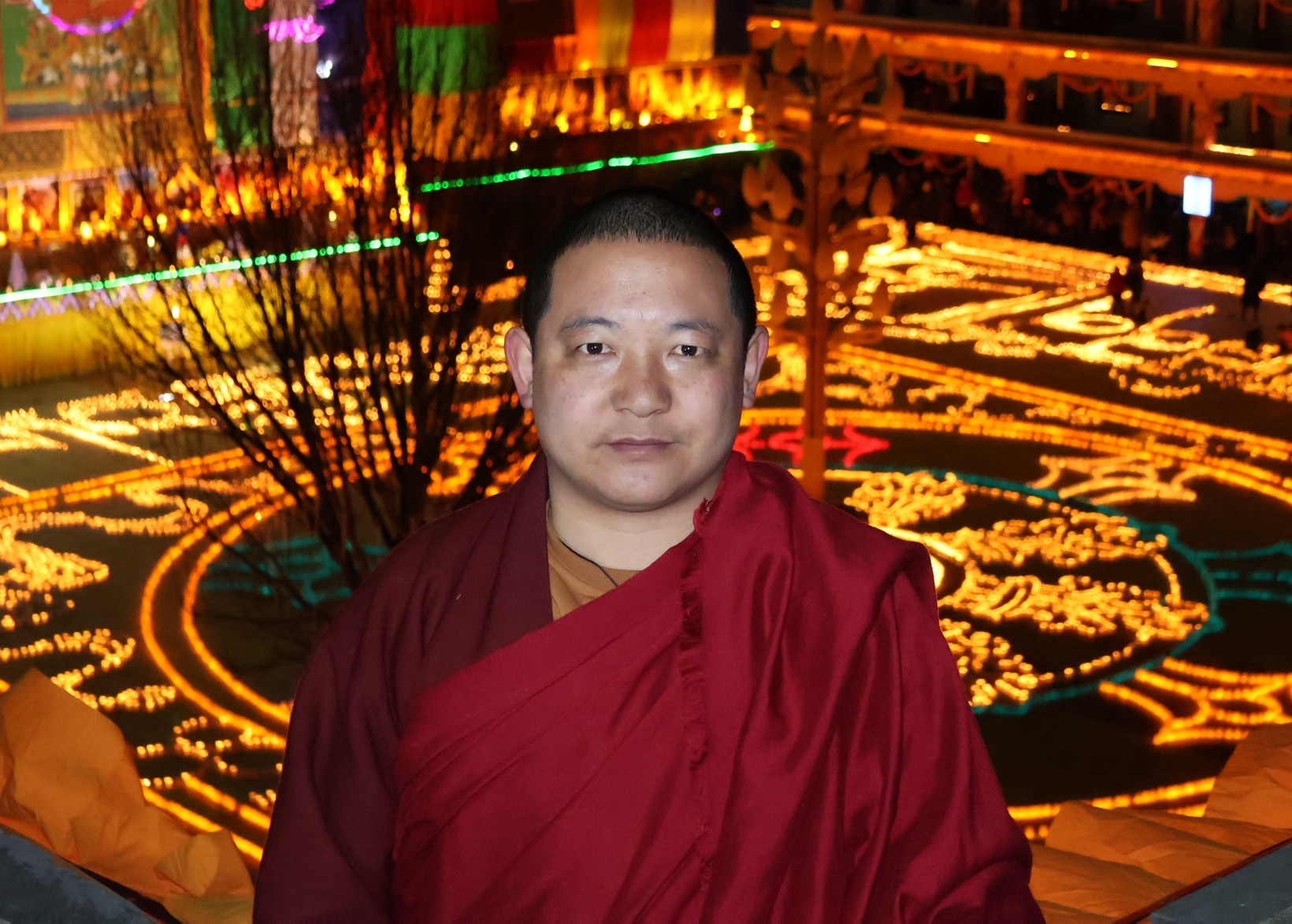 嗔恨别人，气坏自己；贪恋别人，忧恼自己；抱怨别人，糟蹋自己；嫉妒别人，作践自己；