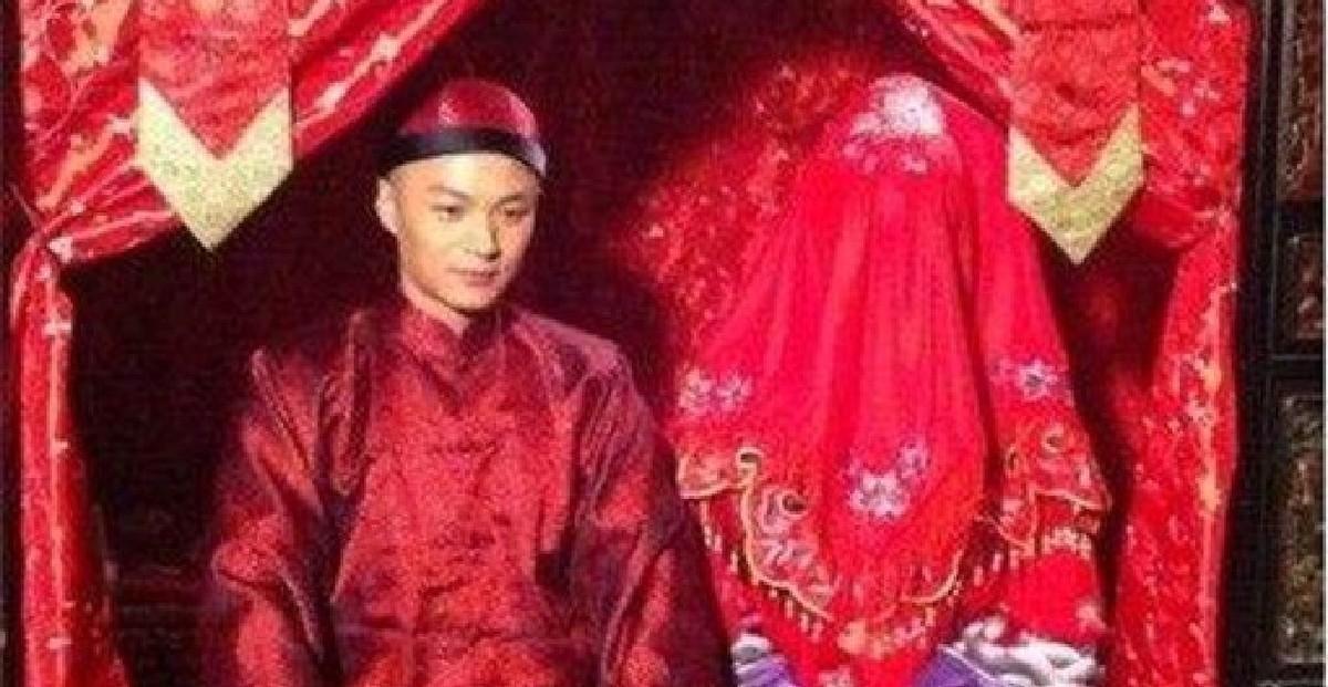 一位少将因负伤住院，见到照顾自己的护士似曾相识，经过进一步确认后，终于认出那竟是