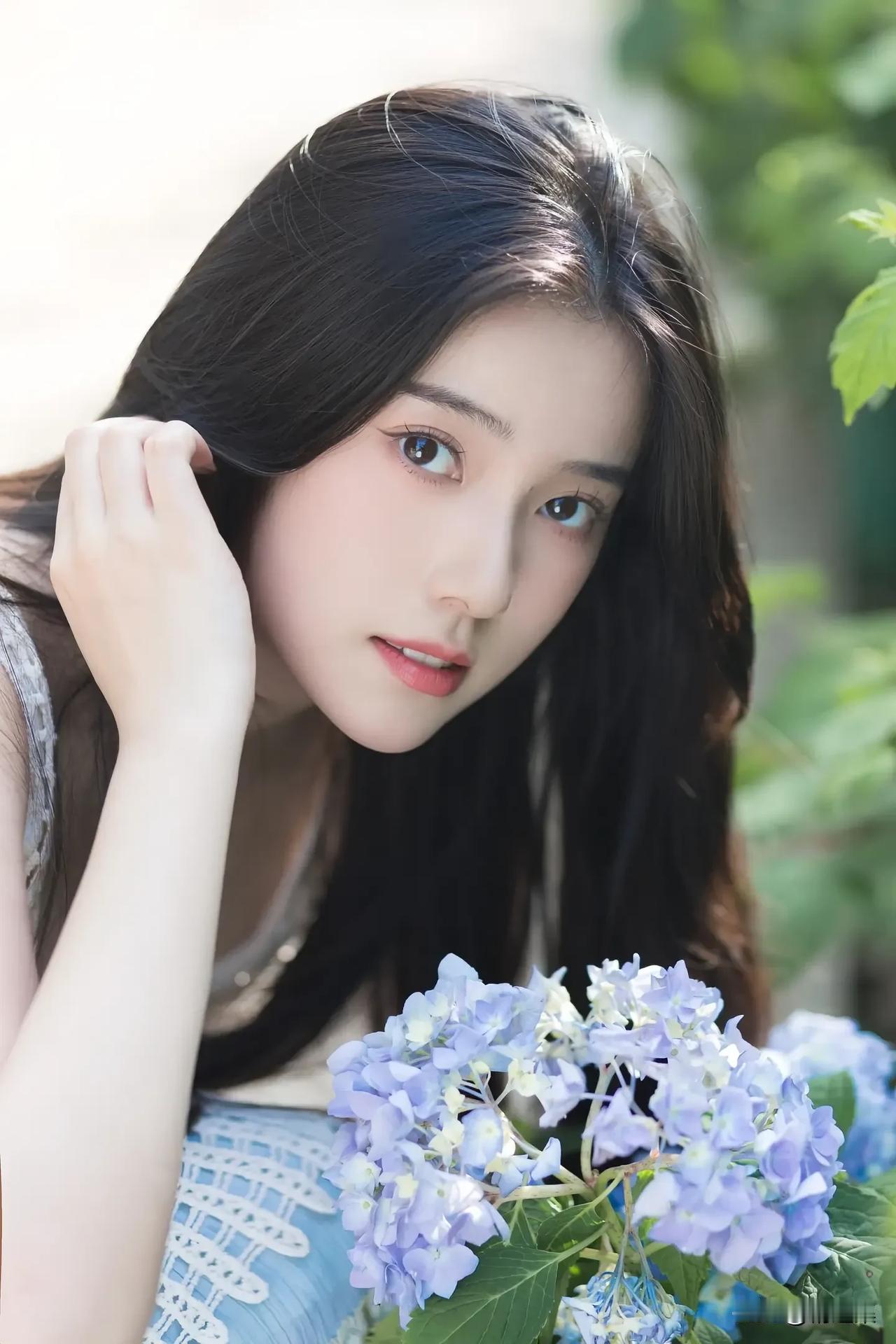 少女与蓝花，静谧的午后时光🌸💙