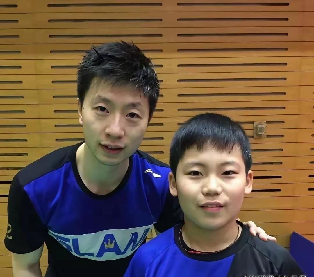 他蹲在工地墙角啃馒头，手机里弹出女儿的视频通话。
没接。
怕她听见背后吊车的轰隆