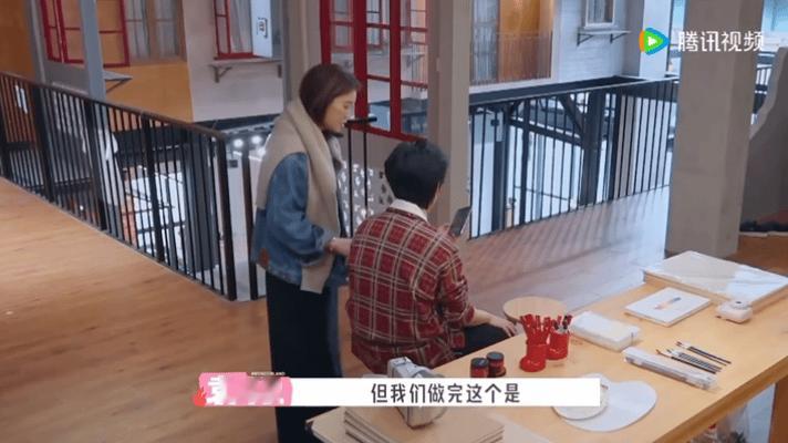 贺峻霖手搓手机支架五十公里桃花坞贺峻霖你这手也太巧了吧，随手扯点东西就整出个手机