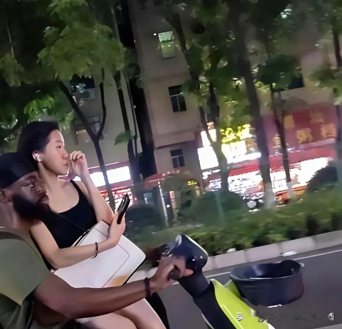 电动车不能带人！电动车不能带人！
这是最基本的交通规则常识，对非洲朋友而言也不例