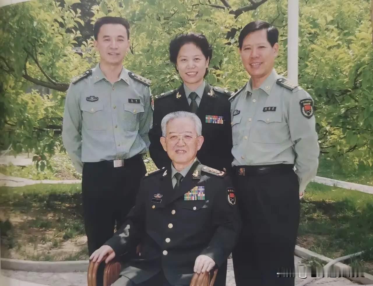 在这张照片里，身着戎装的于永波将军端坐在前方，胸前的勋章铭刻着他戎马一生的荣耀。