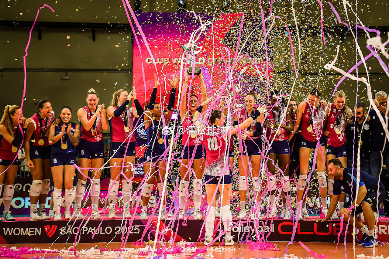 【图集】意大利斯坎迪奇女排庆祝获得2025年世界女排俱乐部锦标赛冠军（女排世俱杯
