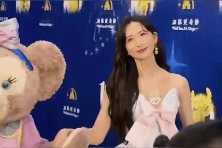 孙俪牵着唐老鸭往红毯那头走，迪士尼请的。林志玲牵着雪莉玫也往里走，迪士尼也请了。