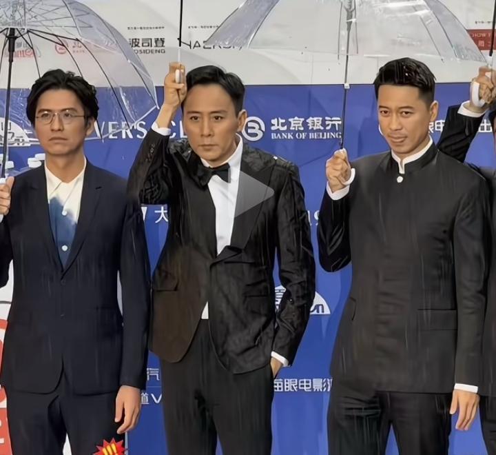 48岁刘烨近期出镜身形消瘦、面颊凹陷，不少网友看了直呼“瘦到脱相”。
 
他本人