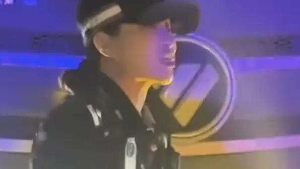 当时这辆大货车因为非法加装射灯被拦，司机还想耍滑头，硬指着那白晃晃的灯说是雾灯。