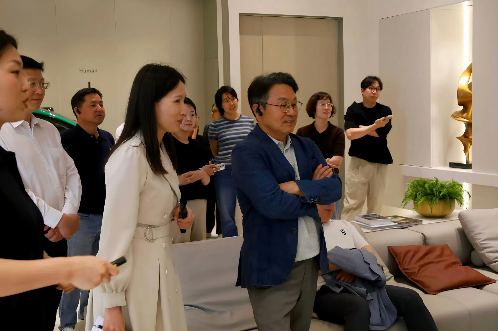 韩国一个市长来小米智能工厂参观咯小米一定是有核心技术的，越来越多外国政要参观小米