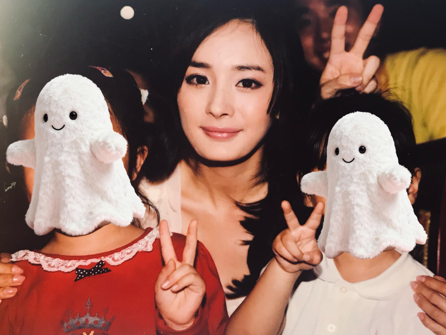 杨幂  网友分享了一张小时候和杨幂的合影～好美啊！不过怎么上网久了天天能看到不同