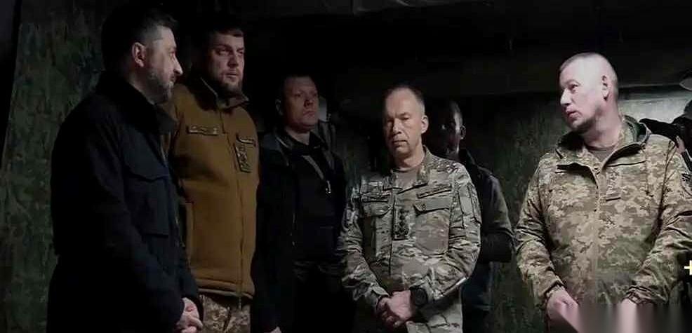 全世界都以为故事的开头是“1小时拿下基辅”。
结果真正的开场是，他在战壕里，把一