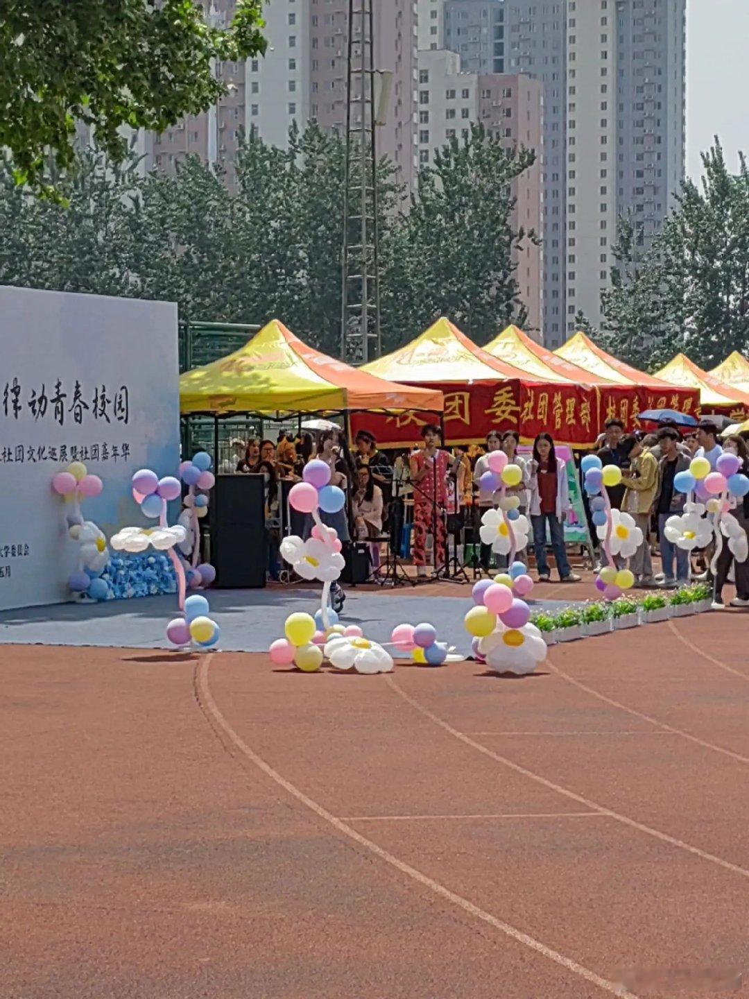 人群里的大学生真的太好分辨了在人群中，他们总是最显眼的那一群。背着双肩包，穿着舒