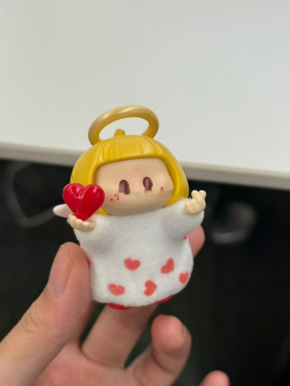 原来水果姐也爱扫货可爱小物件！连萝卜街包挂都不放过，还端了YOYO盲盒，不知道拆