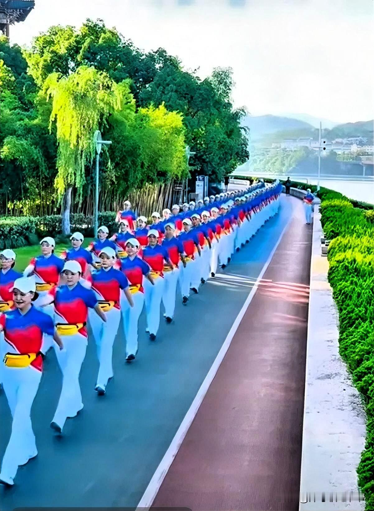 “重卡压一下，我捐一箱油！”这句调侃背后的愤怒，是对暴走团乱象的无奈。

近日，