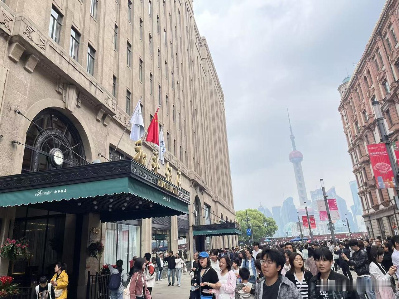 全上海,哪里最繁华?现在是外滩附近。浦西是万国建筑群，对面是东方明珠和三件套。