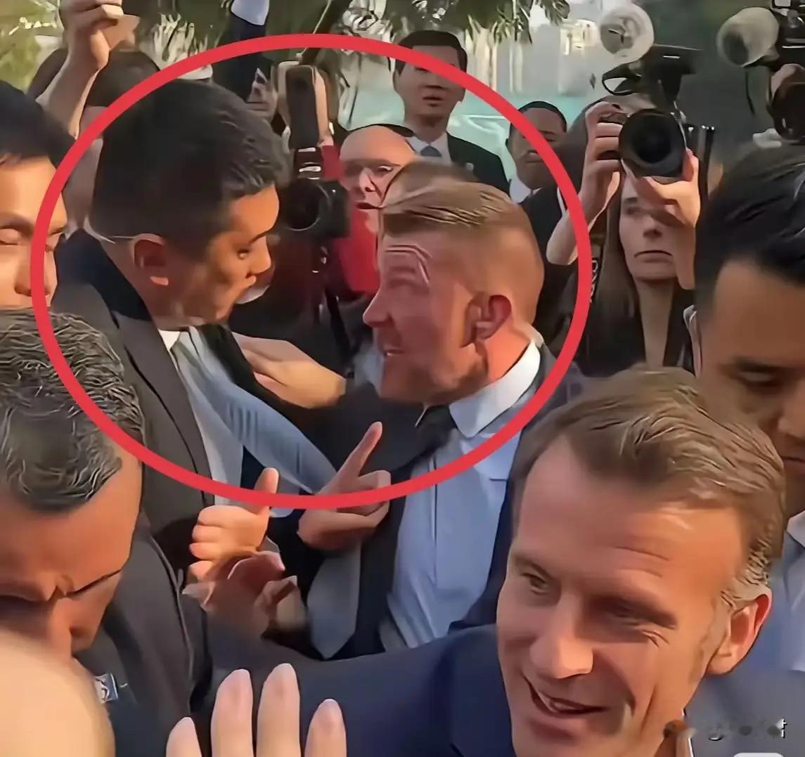 马克龙在成都街头期间，中法保镖居然差点就干架了。
事因成都市民热情与马克龙打招呼