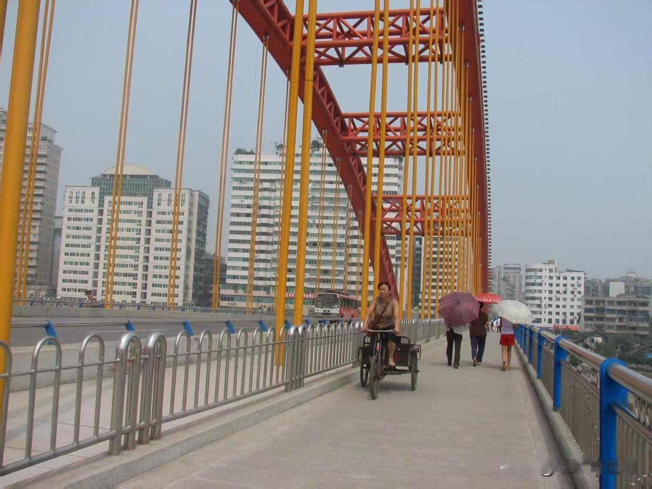 你们见过2006年的宜宾吗？那时候的宜宾确实城建不咋样，教育也不咋样！