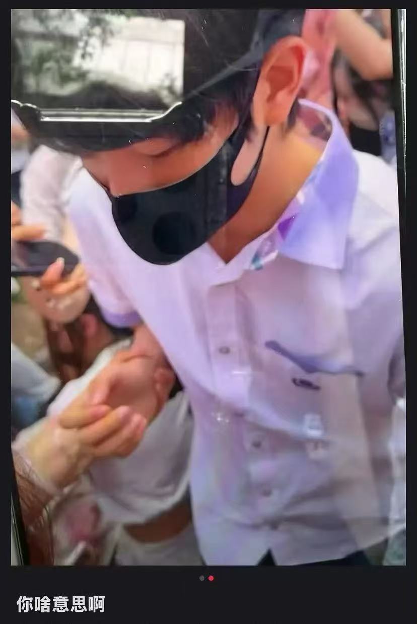 陈浚铭私生摸手 陈浚铭被私生摸了，看着都觉得窒息，这种行为真的该被抵制 