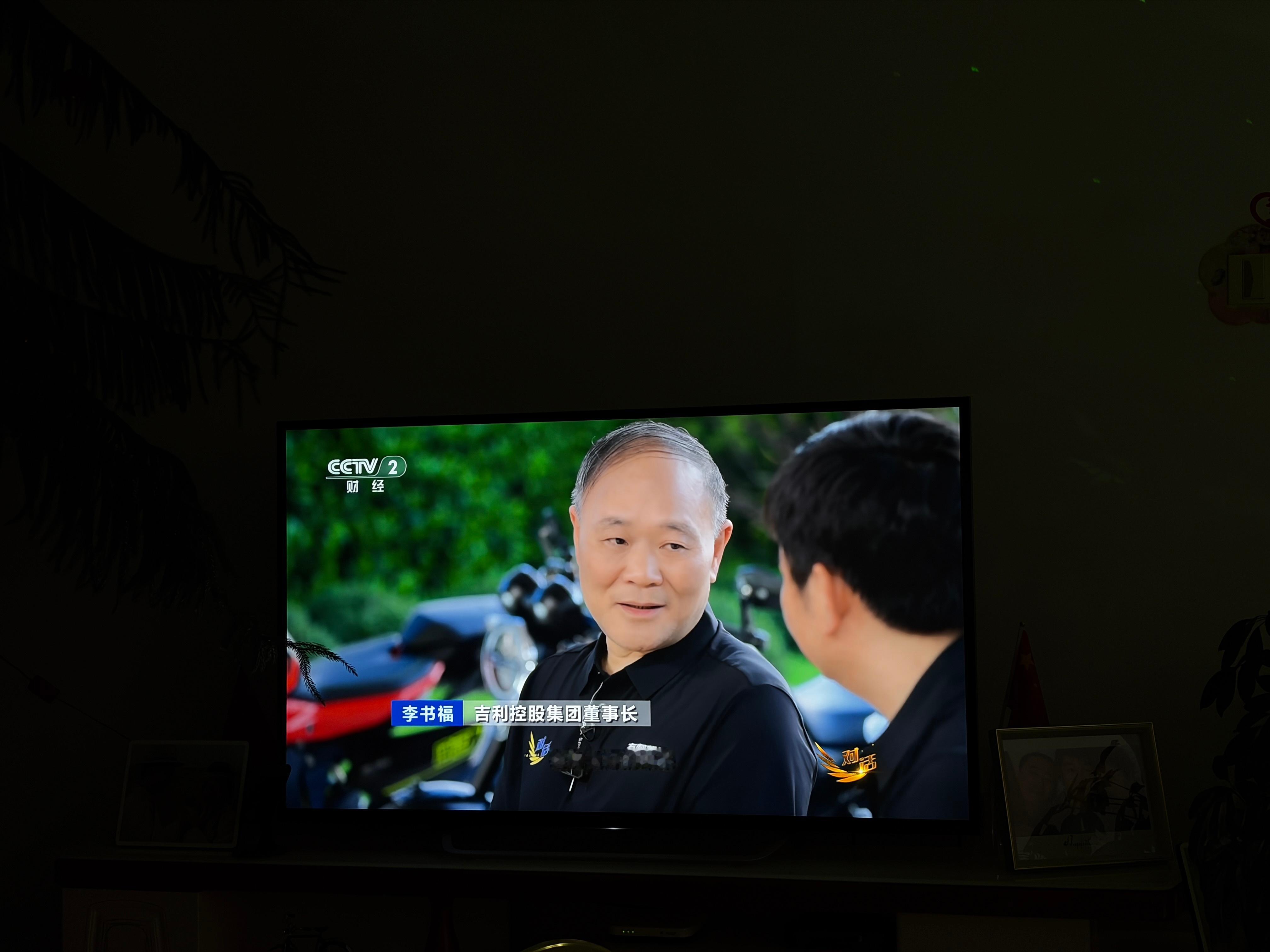 李书福与张雪聊摩托人生昨晚正好看了《对话》他俩都是坚定的目标主义者一个TCR汽车