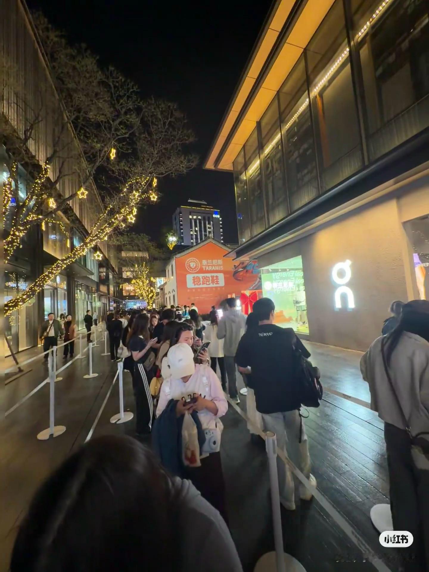 白天排队就算了，这么晚了白敬亭的goodbai竟然还在排队